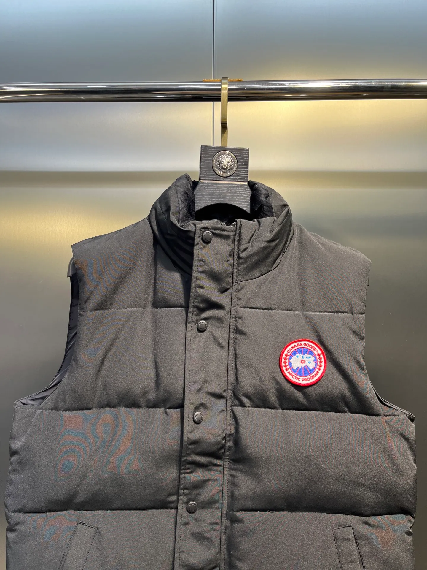 P380 🇨🇦Canada Goose""🇨🇦🌟 Garson down vest has always been recognized as the warmest down jacket. Various Instagram celebrities, Internet celebrities, and celebrities often wear it for street photos. I make Canada Goose every year, but I still can't get rid of my love for it. No matter how cold the days are, there is no need to be afraid, because there is! Filled with 90% white duck down, it is the legendary warmest down jacket and is known as a must-have for Arctic outdoor sports! The most popular down jacket in the world, celebrities are rushing to buy it, it is a must-have!  Size: XS to 2XL